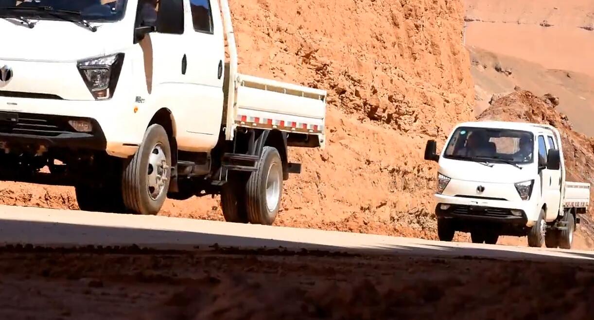 飞碟汽车飞入吐鲁番